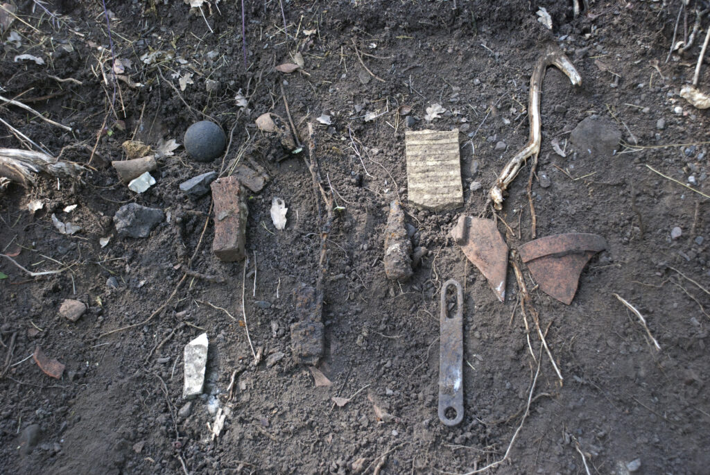 Arkeologiska fynd på marken.
