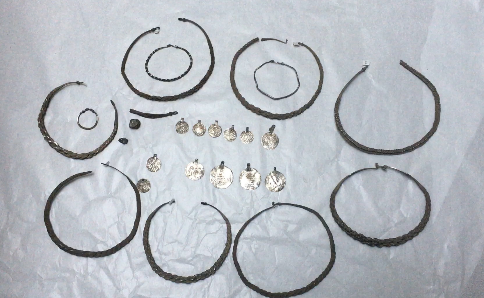 Halsringar, örhängen och andra smycken från vikingatiden.