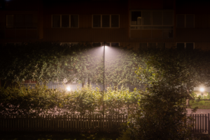 en nattbild med upplysning av utomhusbelysning