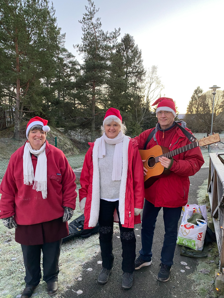 En Annorlunda Julafton. Vi sjöng 4 psalmer till gitarrkomp utanför terasserna till mamma Gunborg och mamma Emmy.
