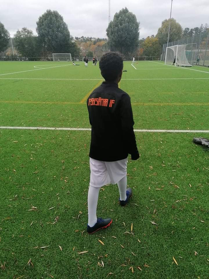 Sem har fått sina första träningskläder, innan han fick sina kläder tyckte han det var tråkigt att spela fotboll. Så den här dagen var han jätteglad och bara sprang till sina lagkamrater för att visa att han är med i laget nu.