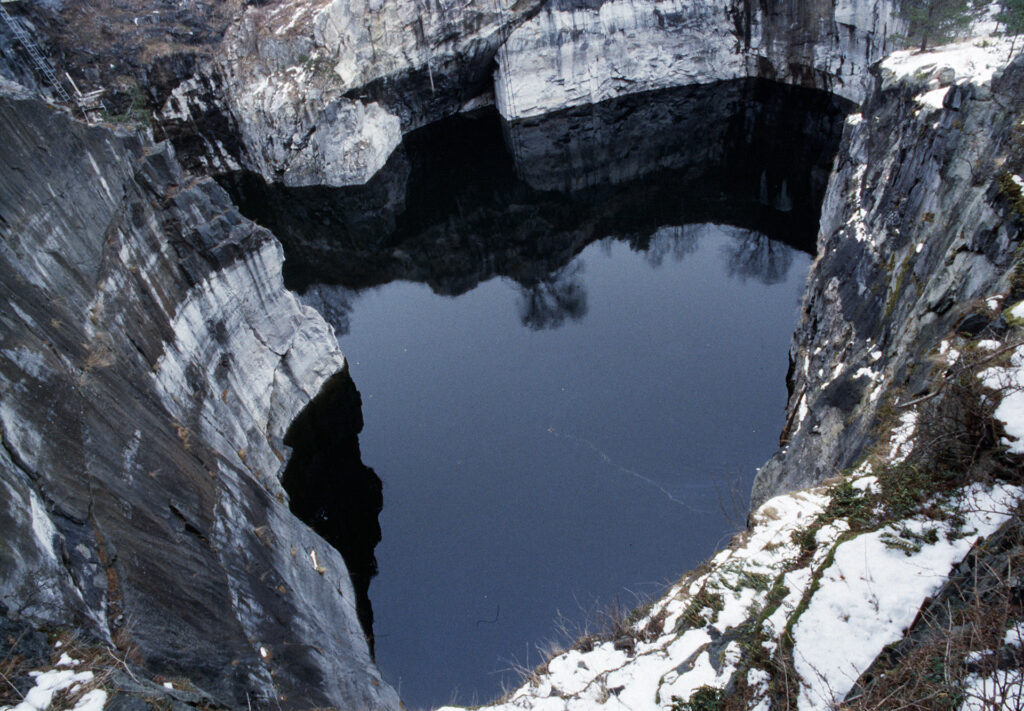 Ett vattenhål som omges av klippor.