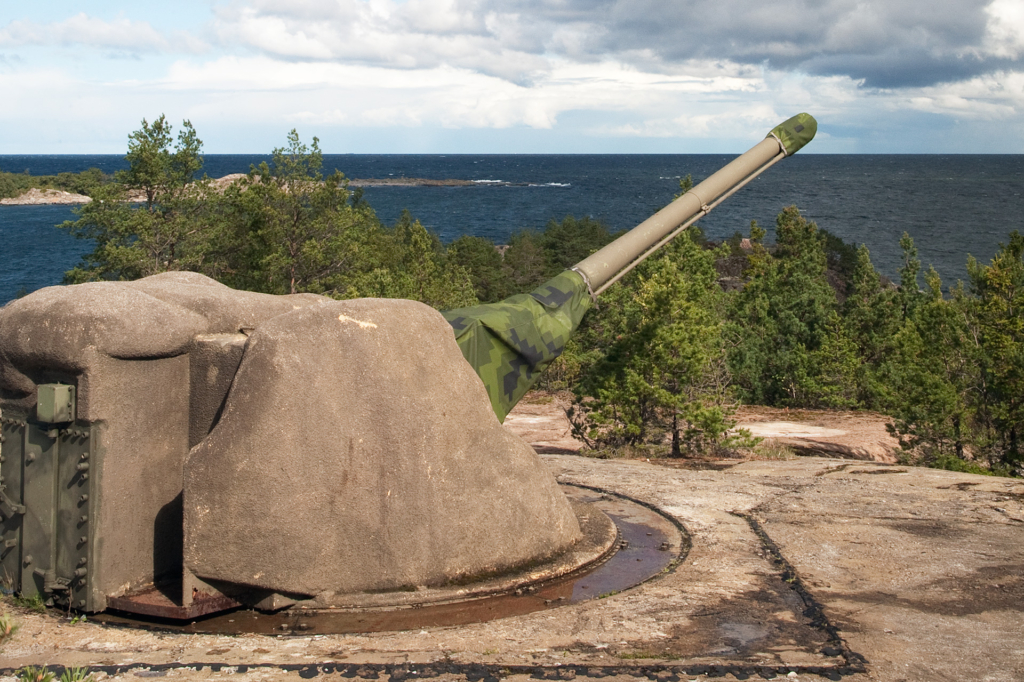 En krigsmaskin som ej är bruk, den står på en klippa vid havet.