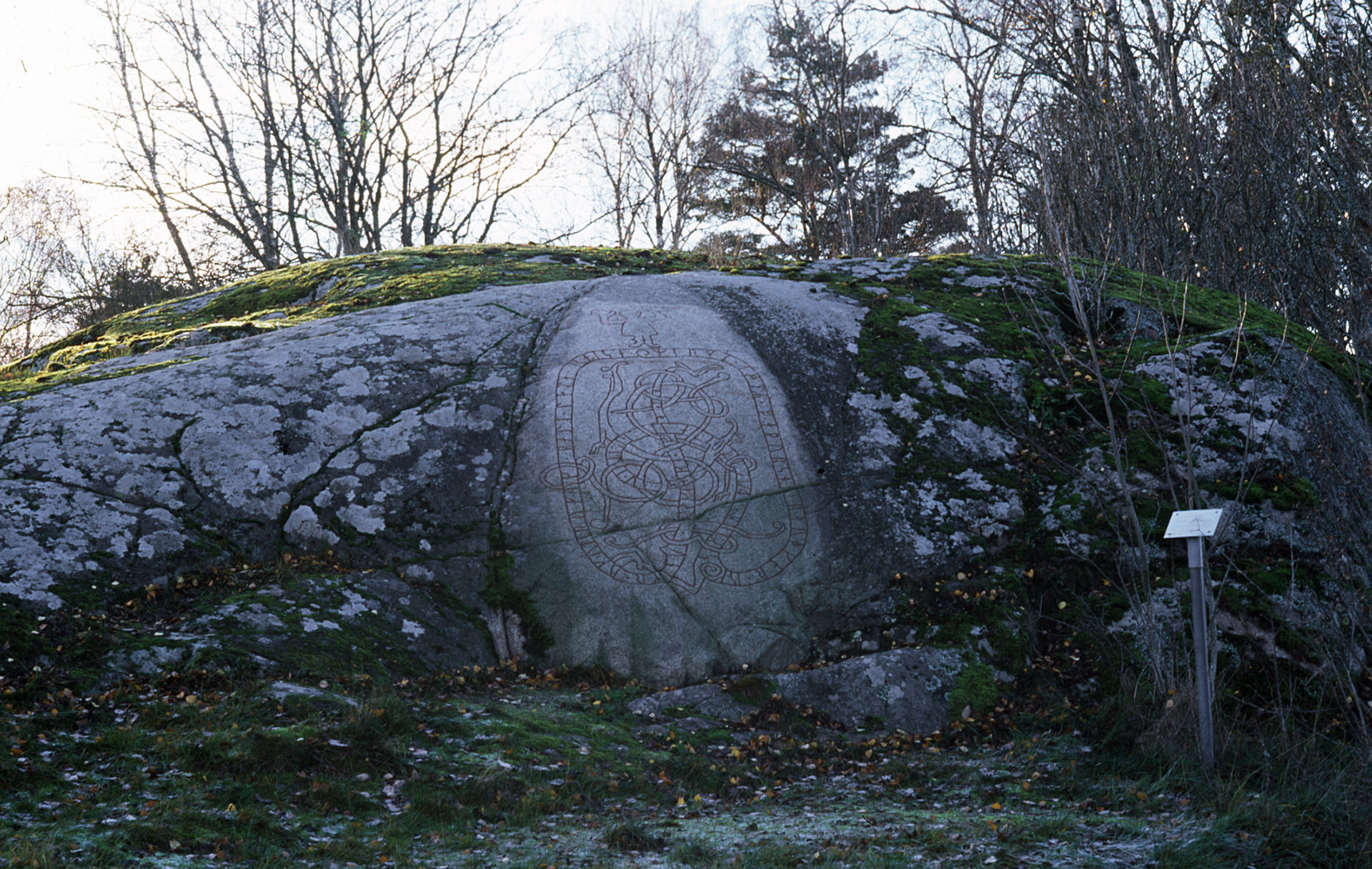 En stor stenhäll med inristade tecken i.