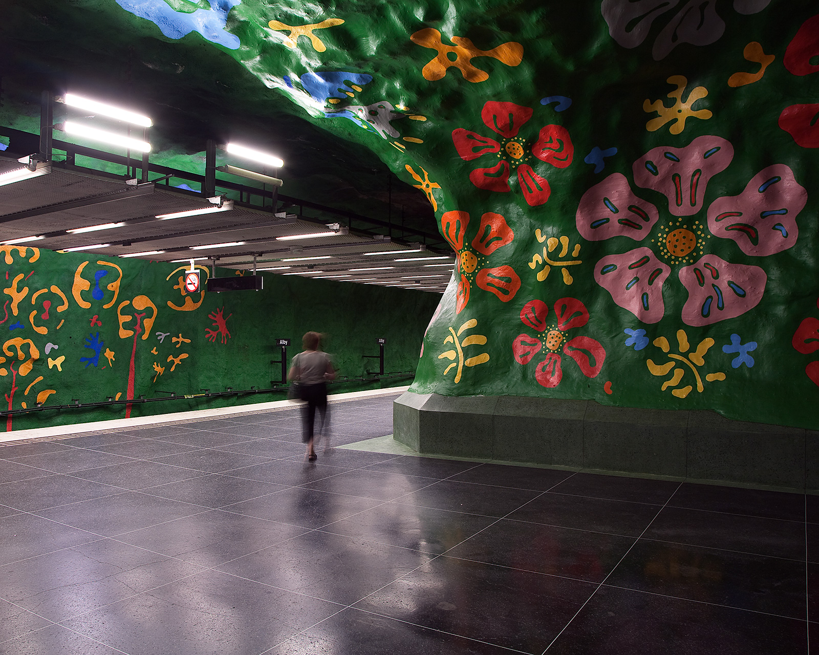 Blommiga väggar i tunnelbanan. Blommor i rött och rosa på grön botten.