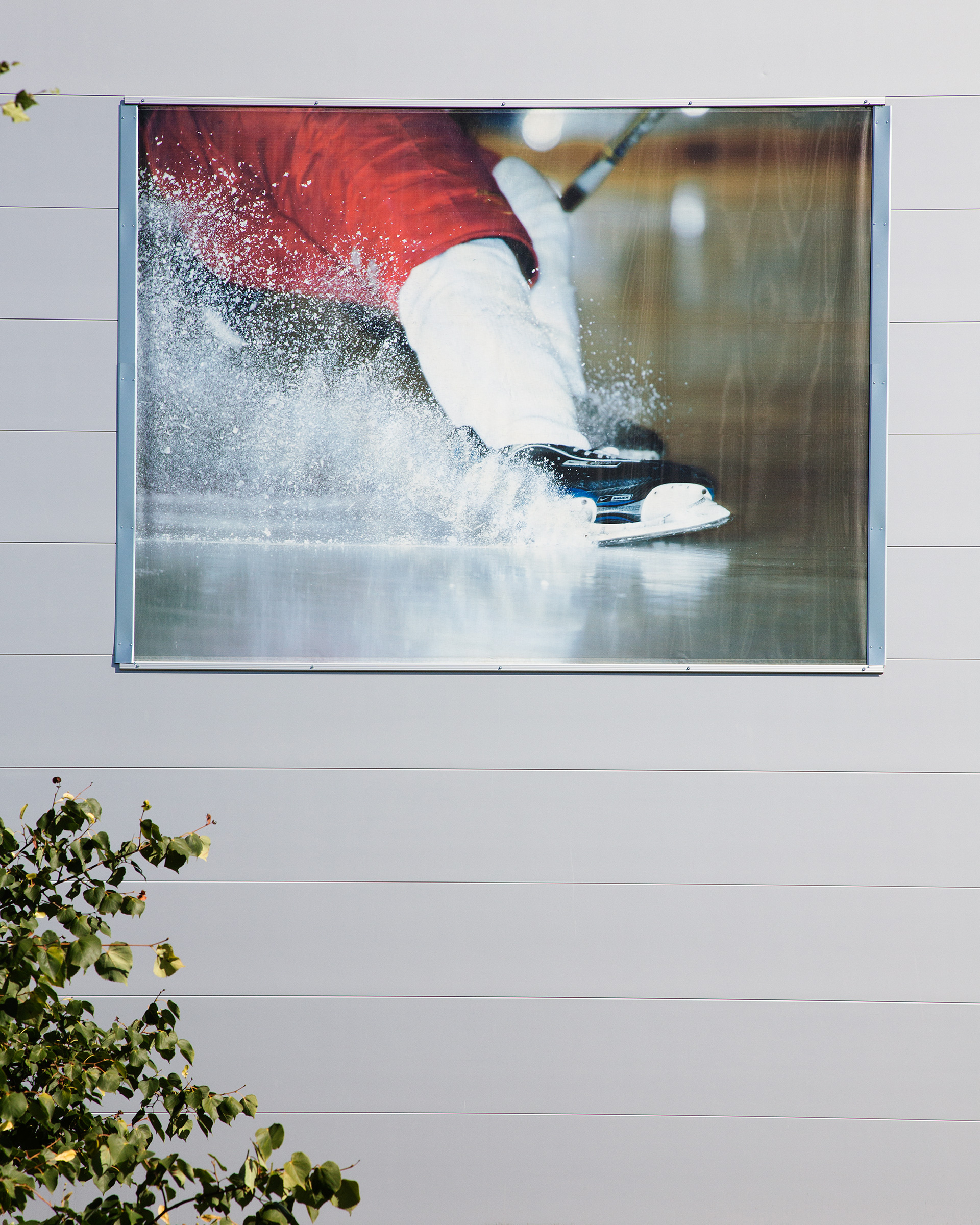 En foto på en husvägg föreställande en skridsko på is.