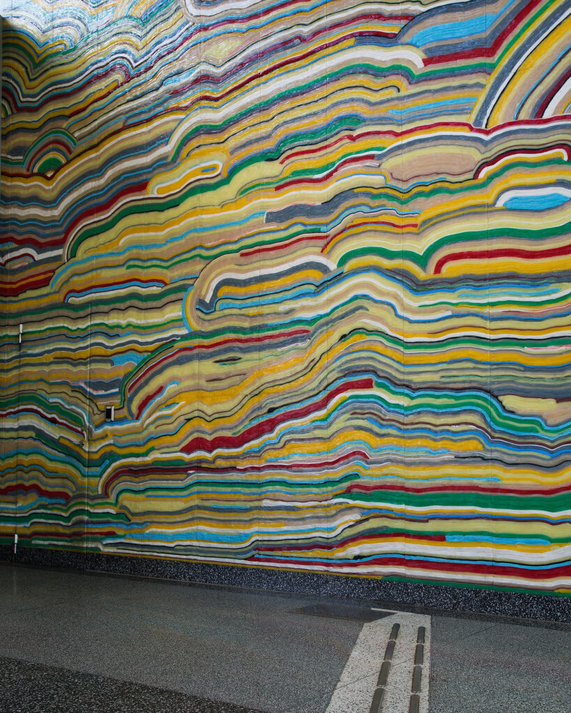 En vägg men olikfärgade linjer.