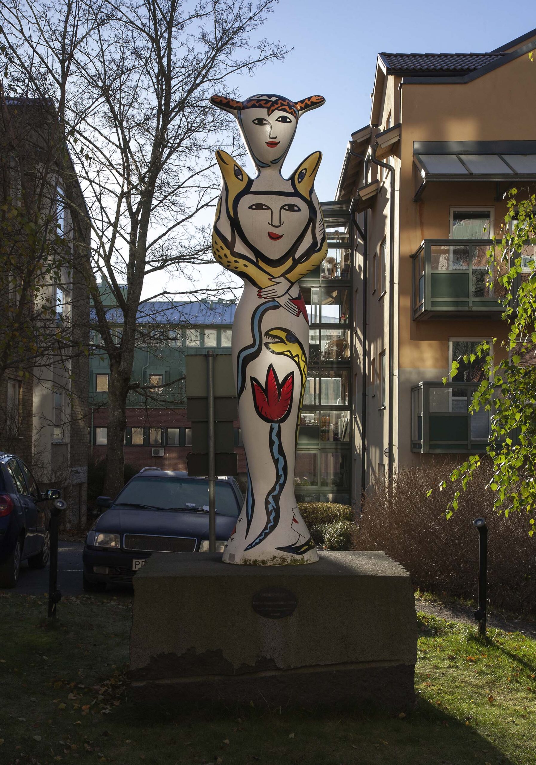 Ormkvinnan är en tre meter hög skulptur. Blicken är vänlig och hon har ett leende på läpparna.