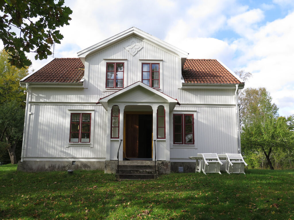 Ett hus står på en gräsmatta.