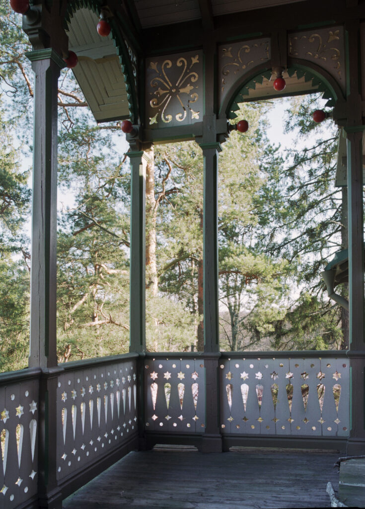 En öppen veranda, det är sommar.
