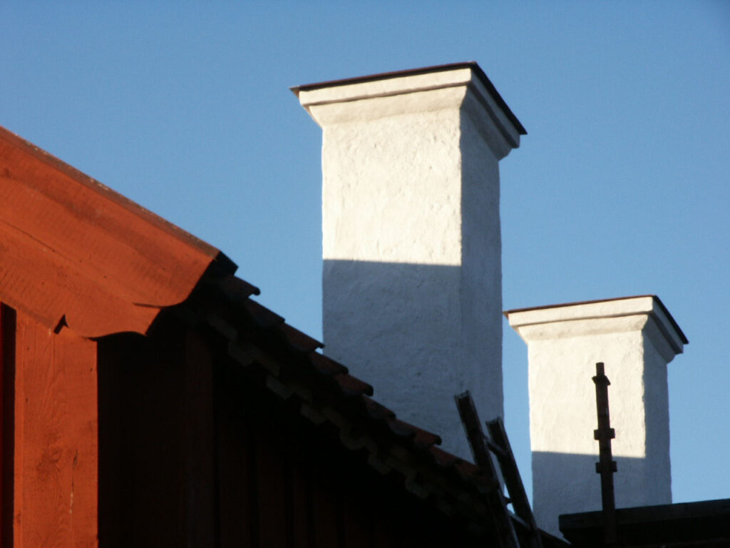 Två skorstenar på ett tak.