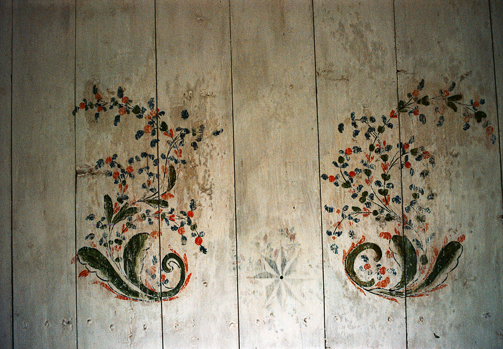 En vägg med målade mönster på.