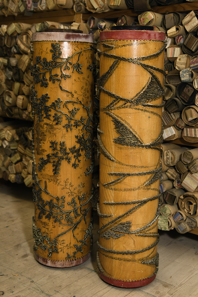 Två cylinderformade valsar som man gör mönstertryck på tapeter med.