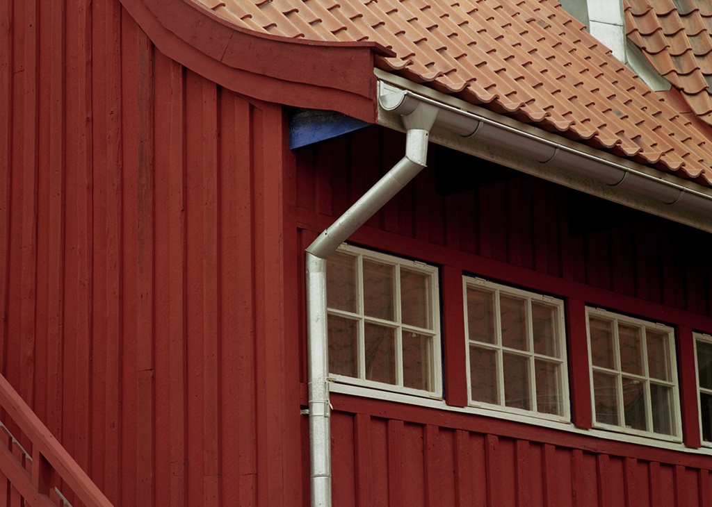 Närbild på ett hus med många fönster.