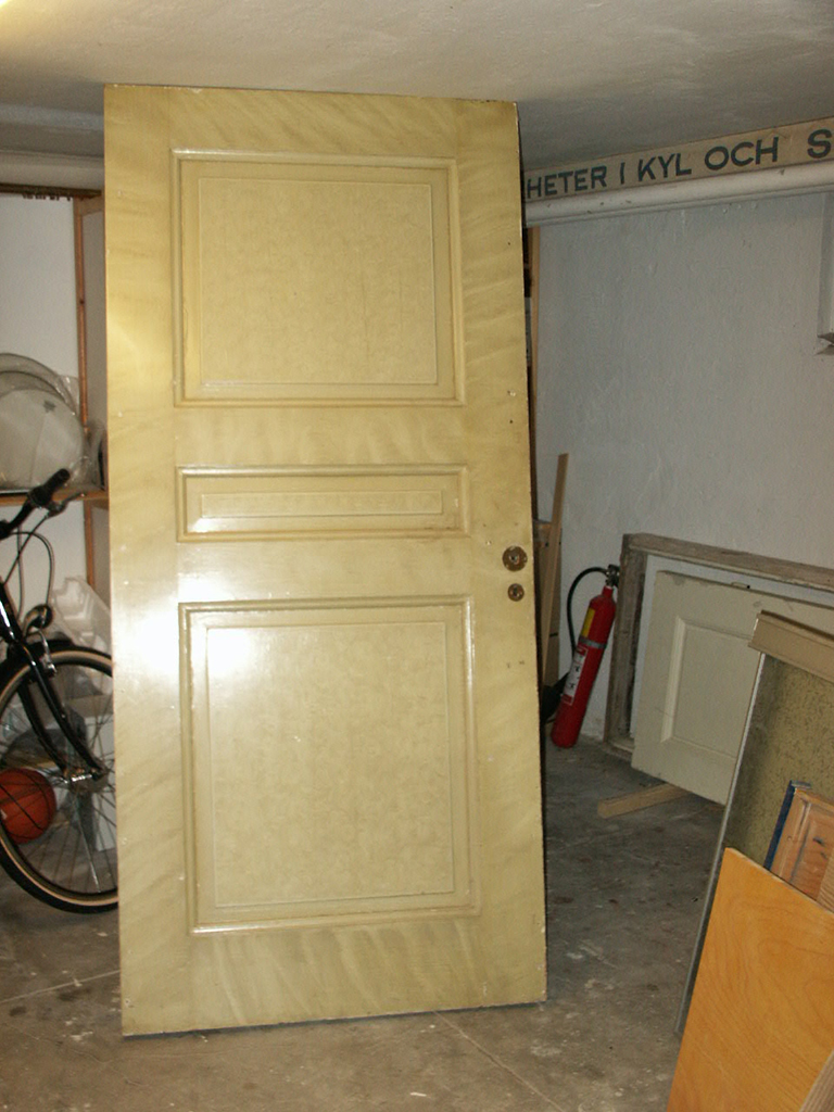 En dörr som målats och som står och torkar.