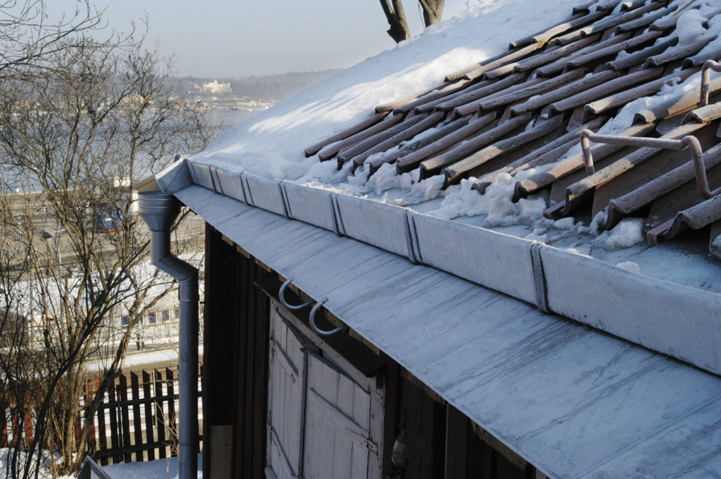 Det är vinter och snö ligger på ett tak.