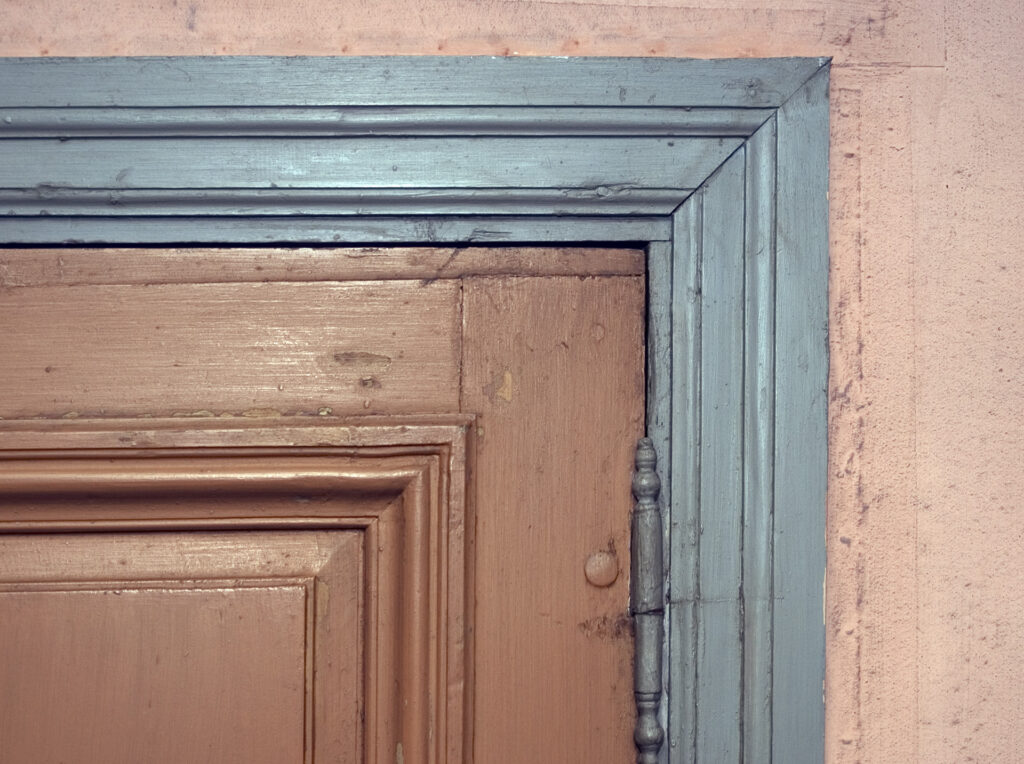 Närbild på ett hörn av en dörr.