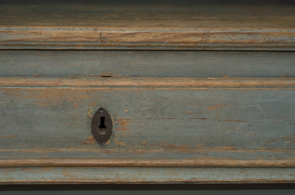 Närbild på ett nyckelhål på en kökslåda.