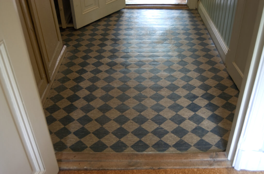 En typ av matta som är ett golv, detta golv har ett mönster.