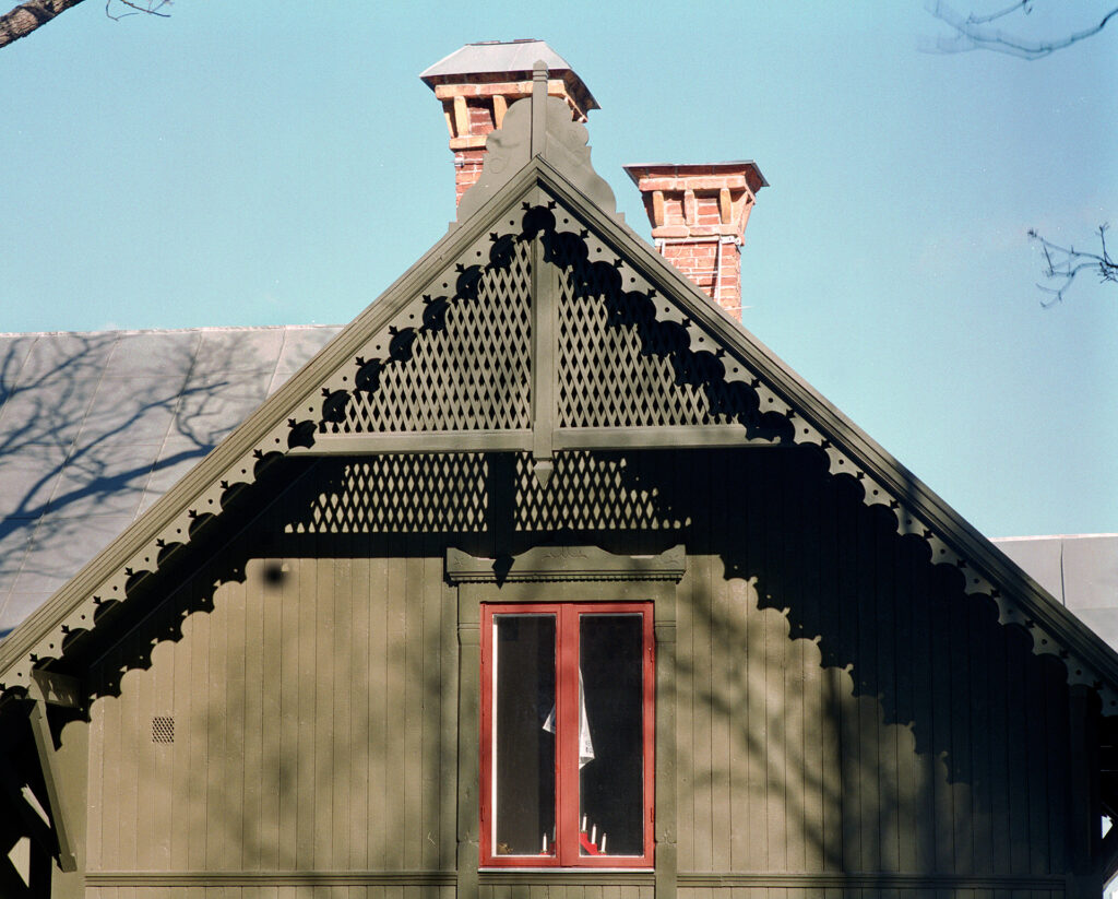Ett hus med snirkligt tak.