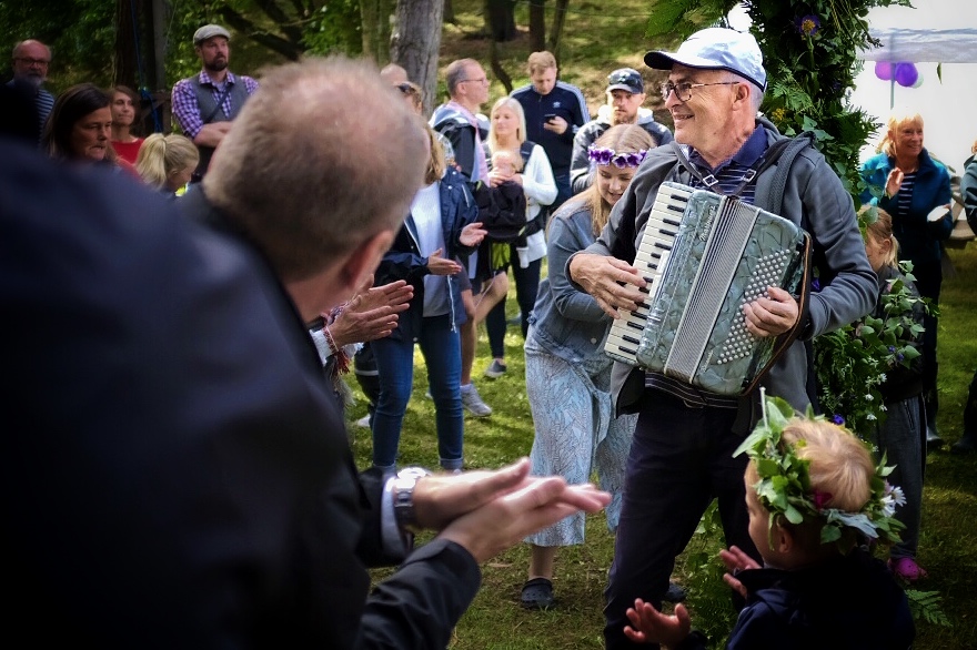 Dans kring stången på den årliga Midsommarfesten på Långgarn i Haninge skärgård.
