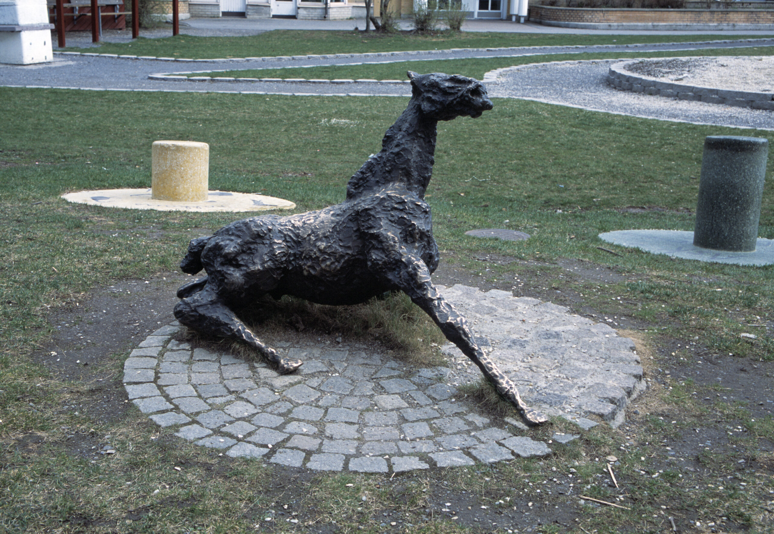 En skulptur av en häst som försöker att resa sig.