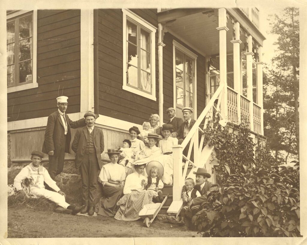 Kakelugnsmakare Gustaf Svensson med familj. Gustaf Svensson överst till vänstermed familj