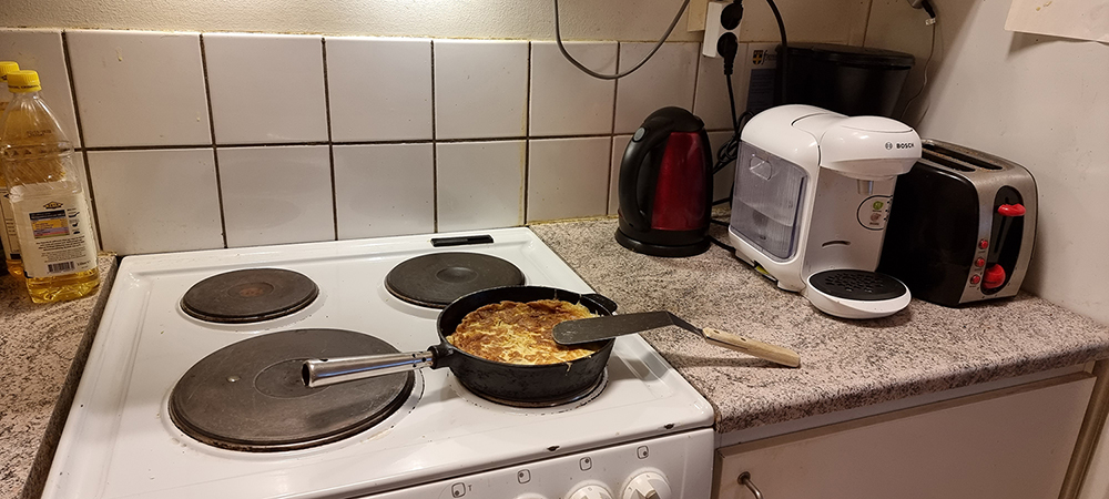 En bild på en spis med en omelett i en stekpanna