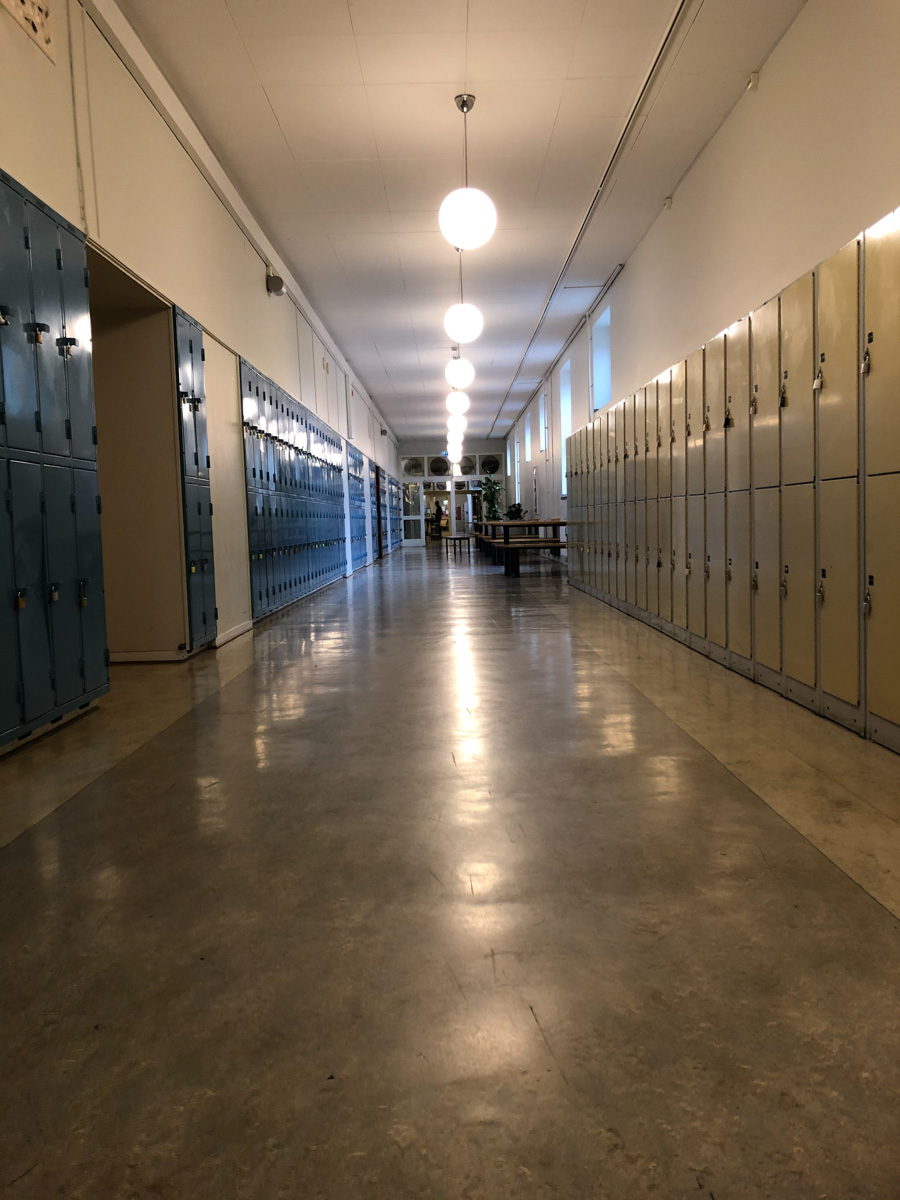 Första dagen med stängda gymnasieskolor i Stockholm. 