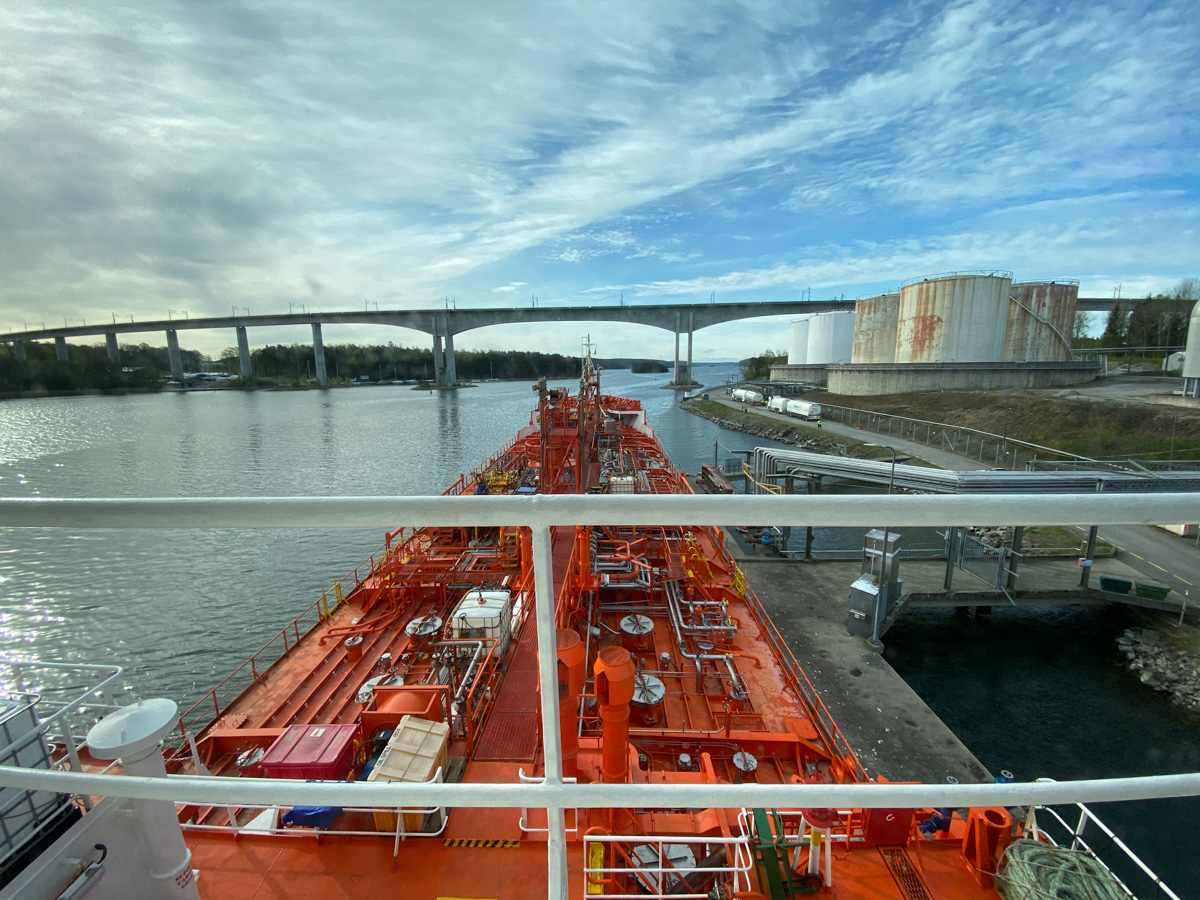 Tankern Philipp Essberger har precis levererat 260 ton Etanol i Södertälje hamn att göra handsprit av.