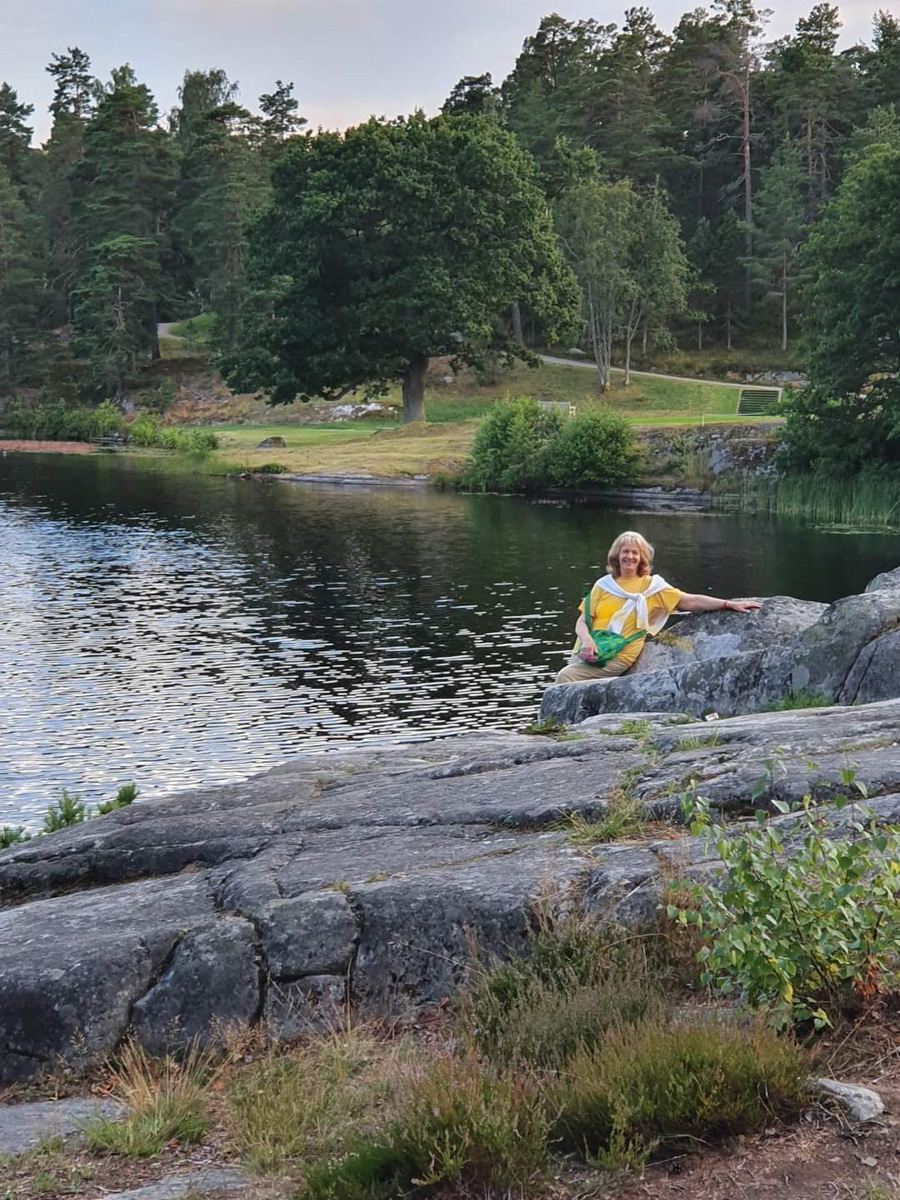 Jag njuter av den vackra naturen. Efter en promenad i skogen badade jag i Lundsjön.