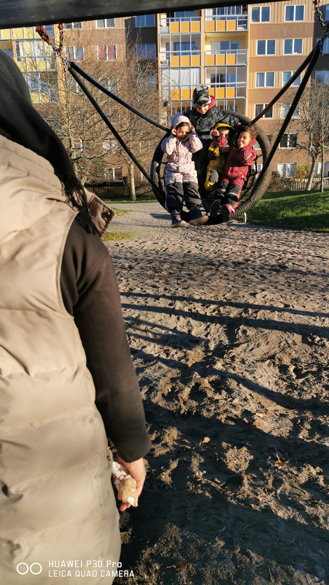 Leka med mina systerbarn​.  Igår vi hade roligt med mina systerbarn på Braxenparken.