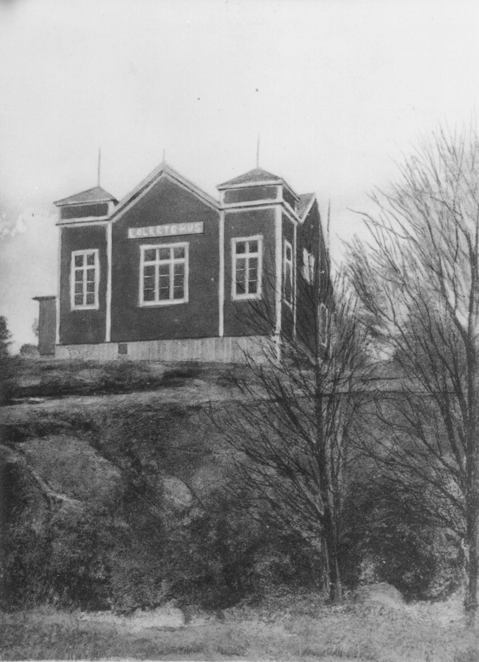 Ett hus med torn på ett berg.