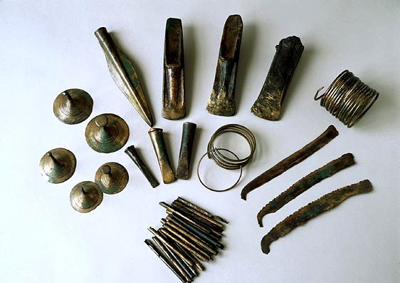 En samling av vapen, verktyg och smycken från bronsåldern.
