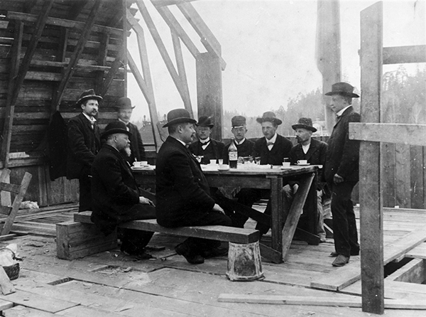 En grupp män sitter vid ett bord.