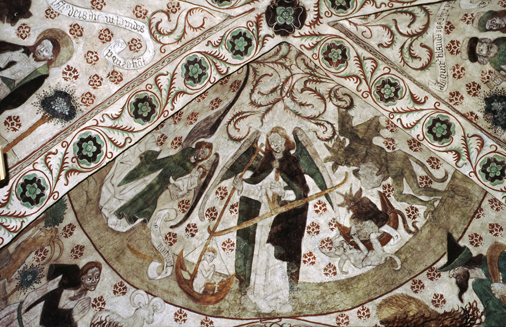 En ängel med gröna vingar som håller i väg där det sitter en liten människa. Till vänster ännu en ängel och till höger bruna djävulsaktiga figurer. Fullt av dekorationer runtom.
