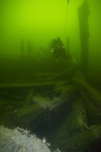 En dykare vid ett vrak under vatten