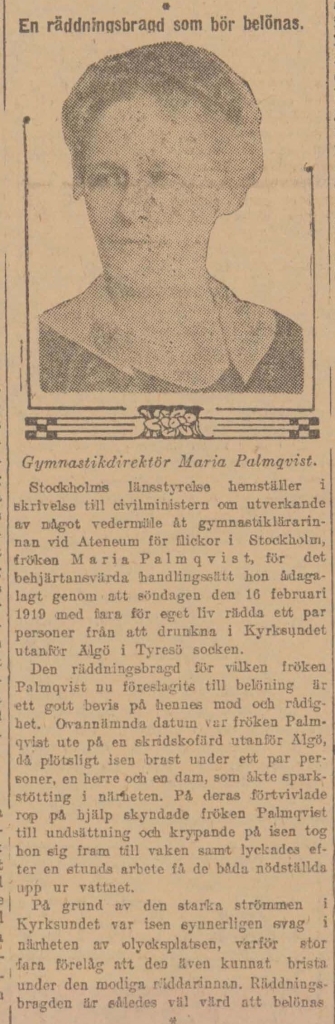 En tidningaartikel med rubrik, ett porträtt med bildtext och en kort notistext. En avskrift av texten finns i materialet.