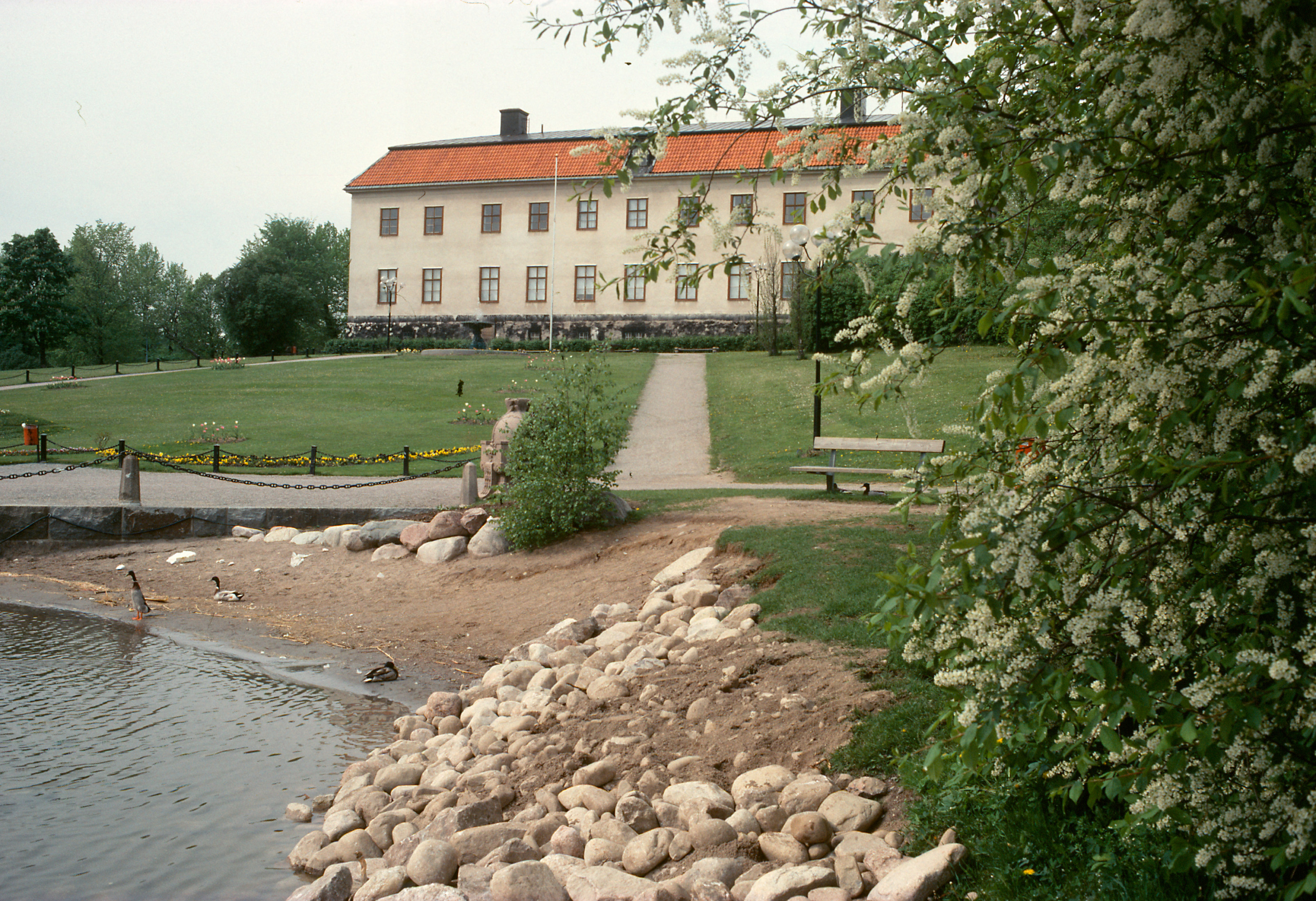 Slottet i Sollentuna i förgrunden syns vattnet i viken och parken.