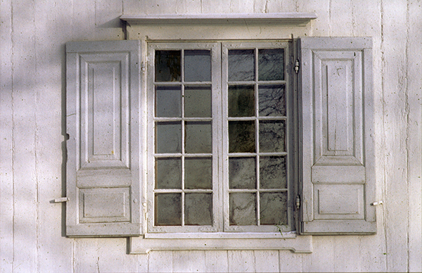 Ett fönster med tio små rutor avskilda med spröjs. 