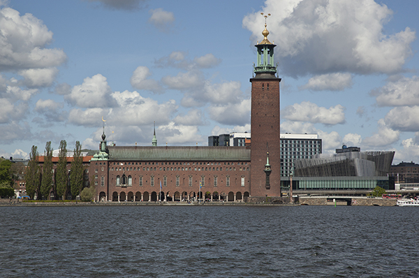Stockholms stadshus sett över vattnet.