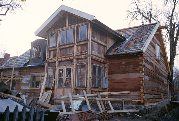Renovering av ett äldre hus, panelen är nedmonterad och takpannorna avplockade.