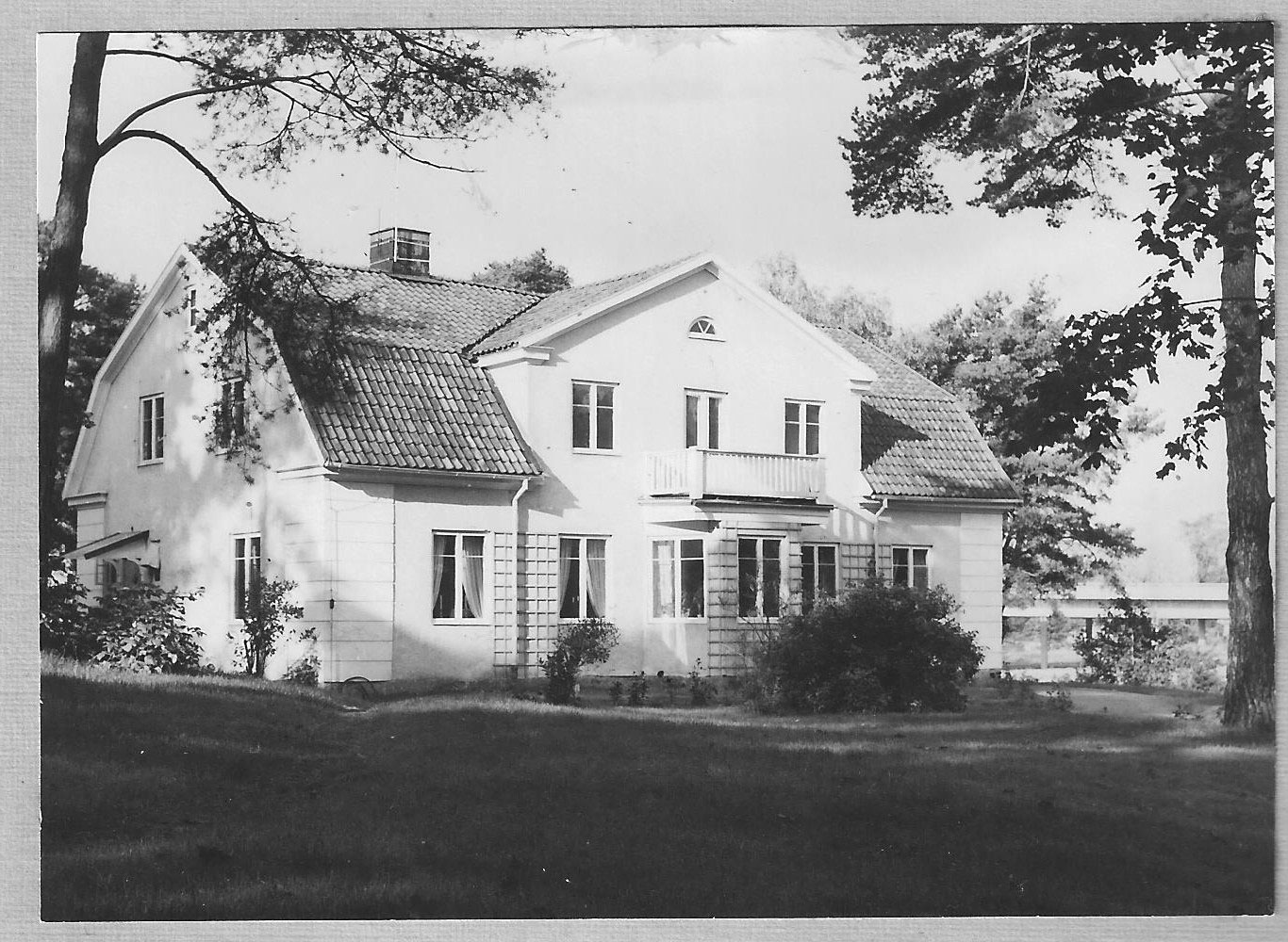 En svartvit bild från tidigt 1960-tal visar ett putsat ljust hus.