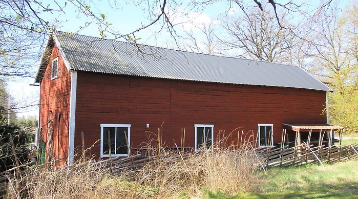 Färgfoto av en röd lada.