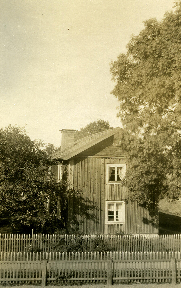 Svartvitt fotografi av ett Iselsta gammelgård.