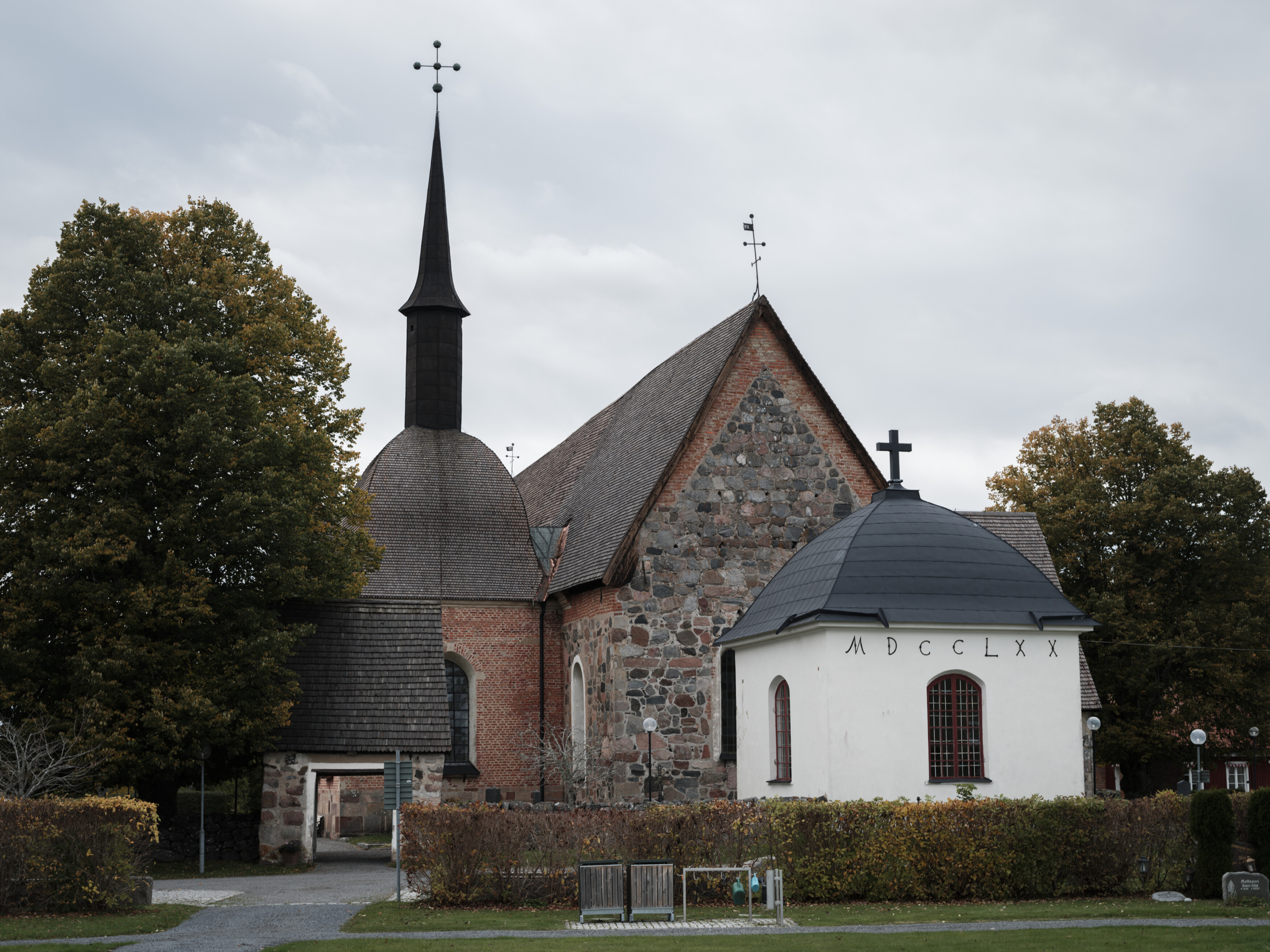 En stenkyrka.
