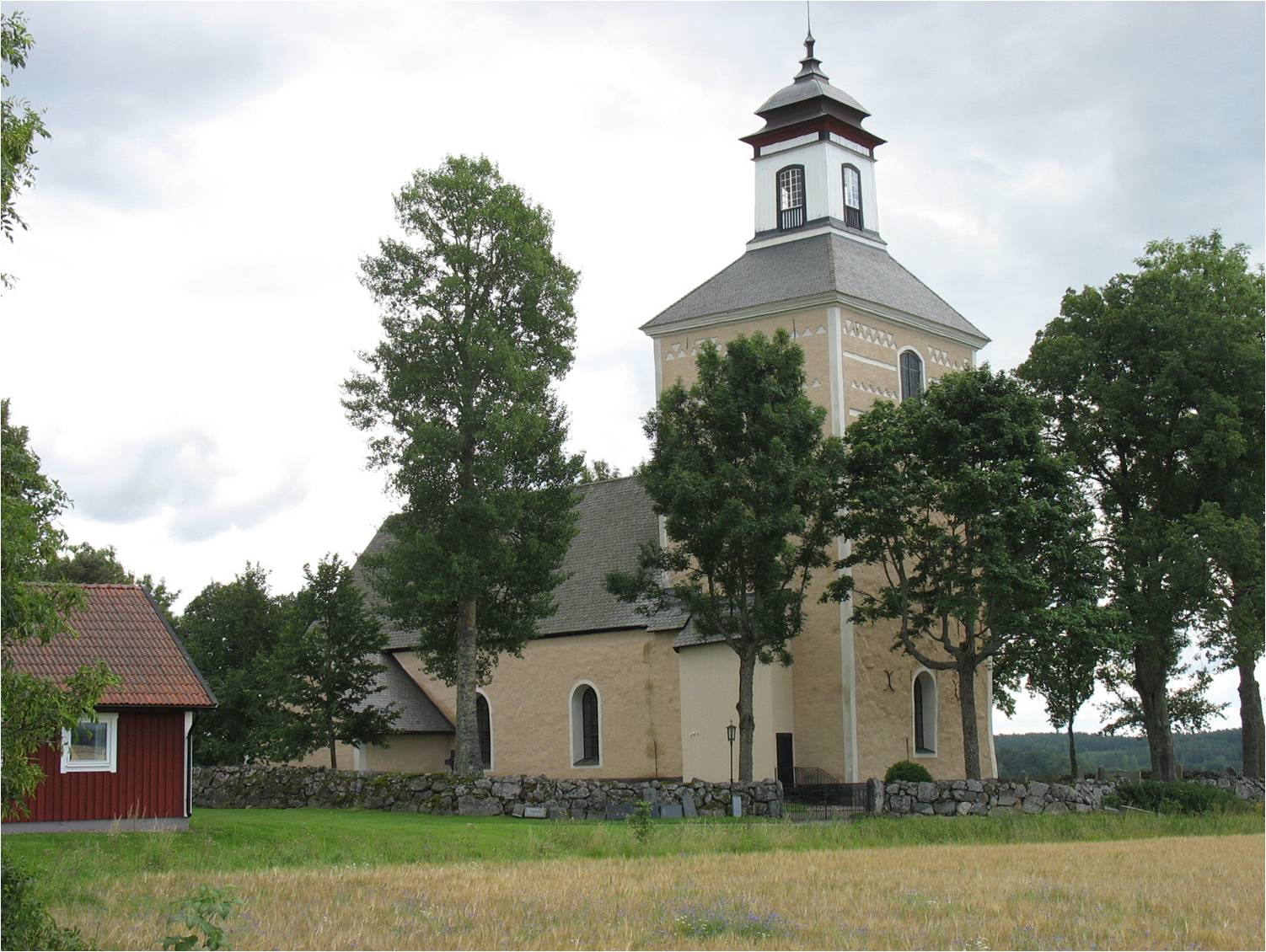 Foto av Närtuna kyrka, sedd från Sydöst