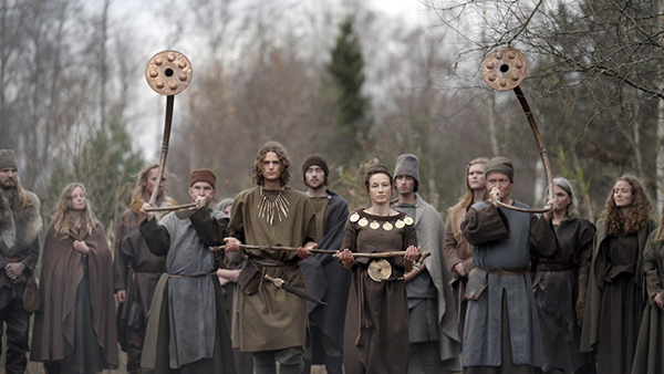 Stillbild från SVT-serien Historien om Sverige. En grupp människor tittar in i kameran. De ser ut att vara från bronsåldern.