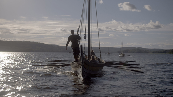 Stillbild från SVT-serien Historien om Sverige. Ett vikingaskepp seglar i väg över havet.