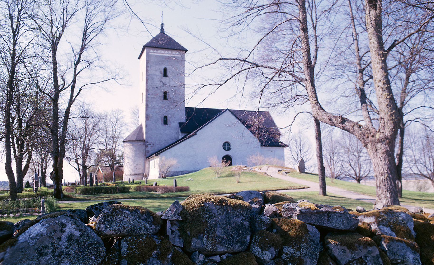 Skånela kyrka fotograferad från nordost